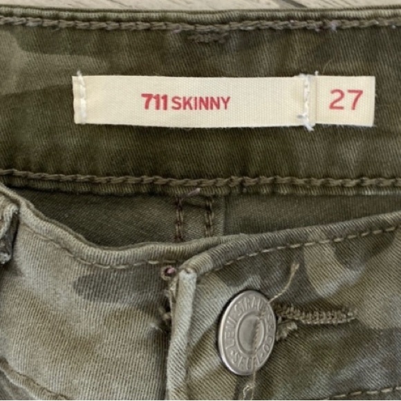 Says size 27 but fits like a 25 Women’s Levi’s 711 skinny jeans camouflage New - Picture 3 of 5